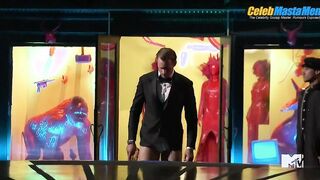ALEXANDER SKARSGARD NUDE/SEXY SCENE IN 2016 MTV MOVIE AWARDS