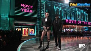 ALEXANDER SKARSGARD NUDE/SEXY SCREENSHOT 3 IN 2016 MTV MOVIE AWARDS