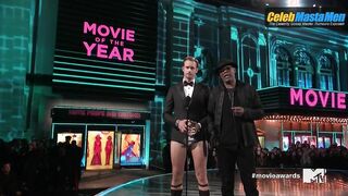 ALEXANDER SKARSGARD NUDE/SEXY SCENE IN 2016 MTV MOVIE AWARDS