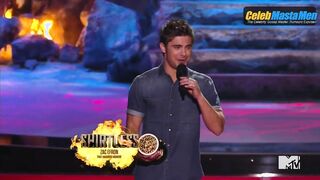 ZAC EFRON NUDE/SEXY SCENE IN 2014 MTV MOVIE AWARDS