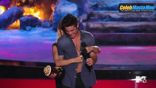 ZAC EFRON NUDE/SEXY SCREENSHOT 7 IN 2014 MTV MOVIE AWARDS