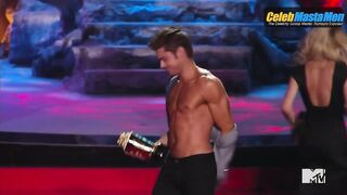 ZAC EFRON NUDE/SEXY SCENE IN 2014 MTV MOVIE AWARDS
